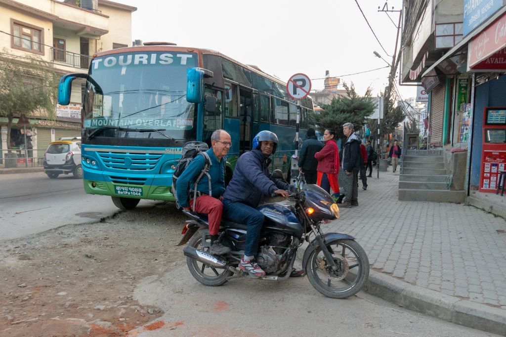 Jour du départ pour le Chitwan : Puspa nous accompagne au bus